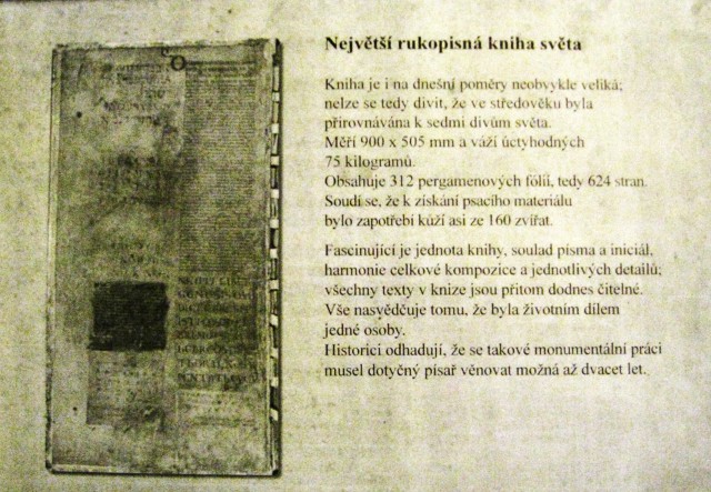 08-nejvetsi rukopisna kniha sveta.jpg